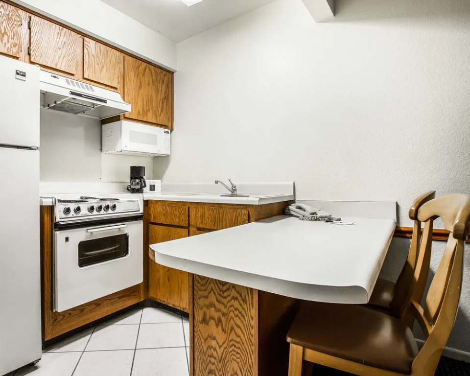 American Inn and Suites