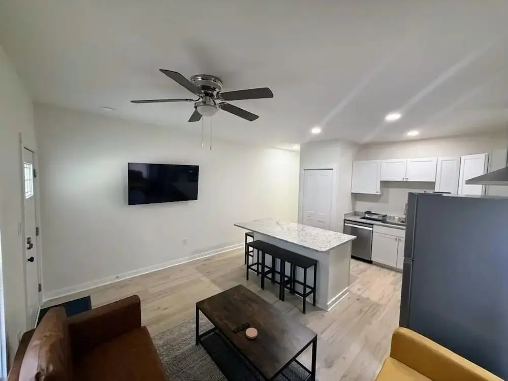 Newly Renovated 2 Bedroom - A Seasoned Superhost