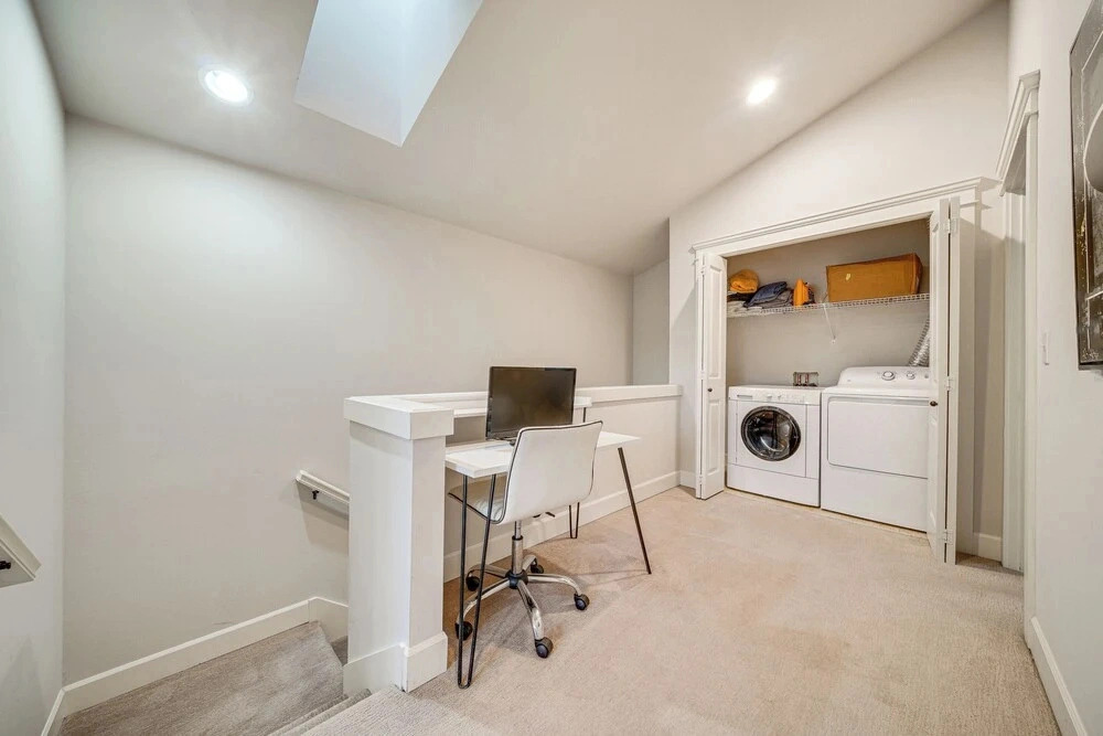 4 Mi to Lumen Field! Centrally Located Townhome