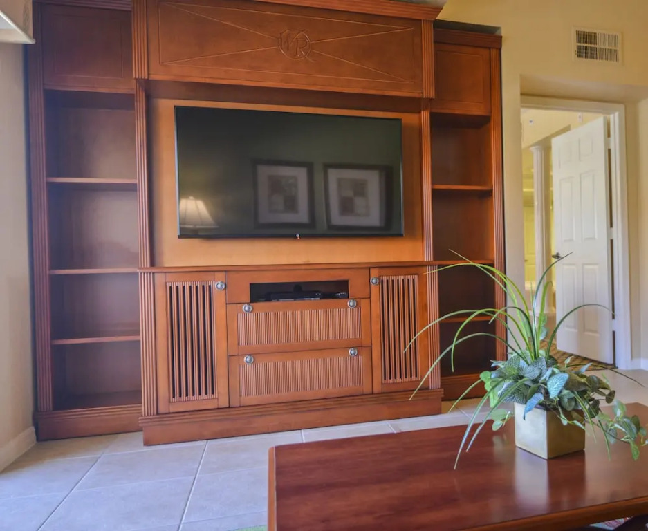 Beautiful Condo Near Universal Studios