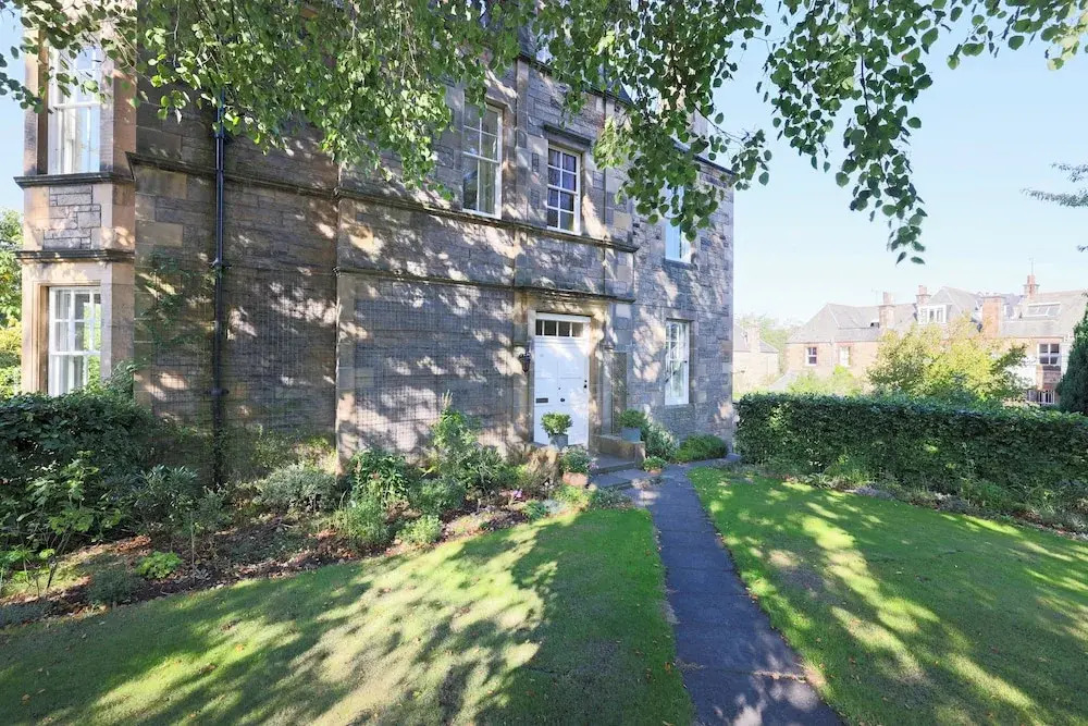 Delightful 3-bed Flat with Parking