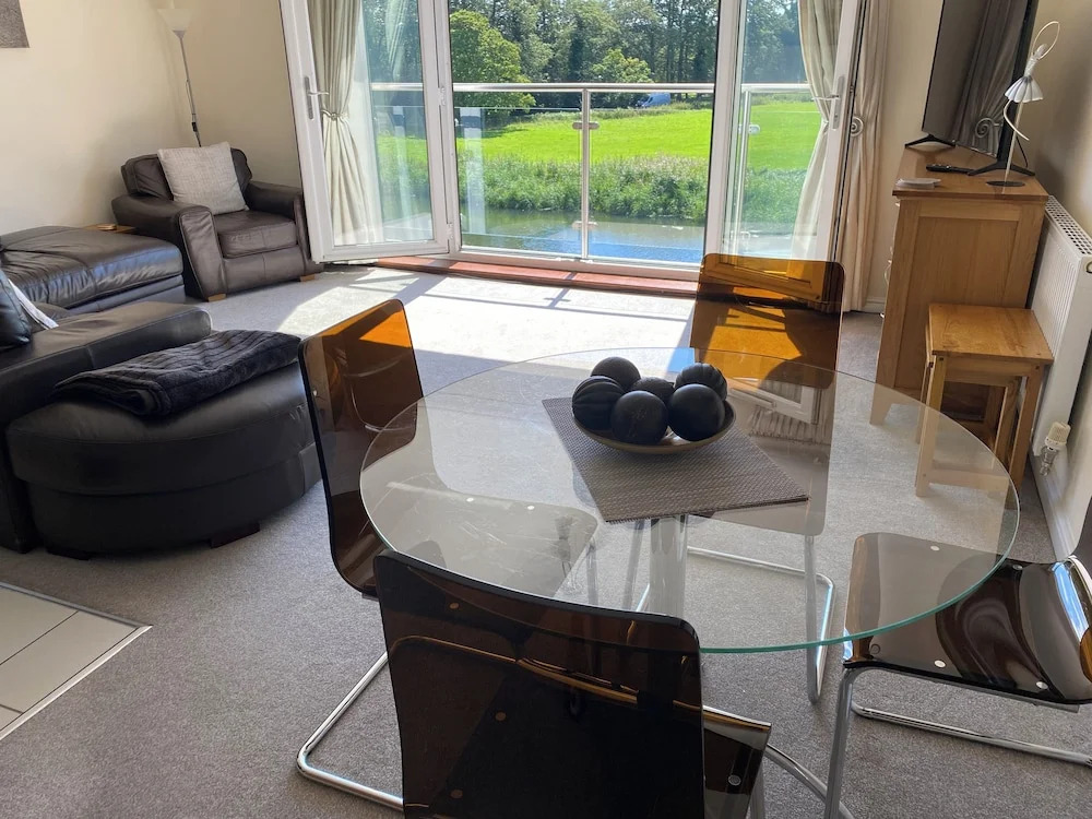2BR &2 Bath Riverside Penthouse 2 Parking View Near St Neots