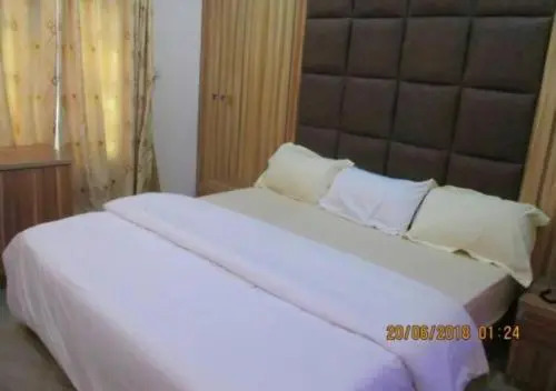 11:45 Hotel & Suites