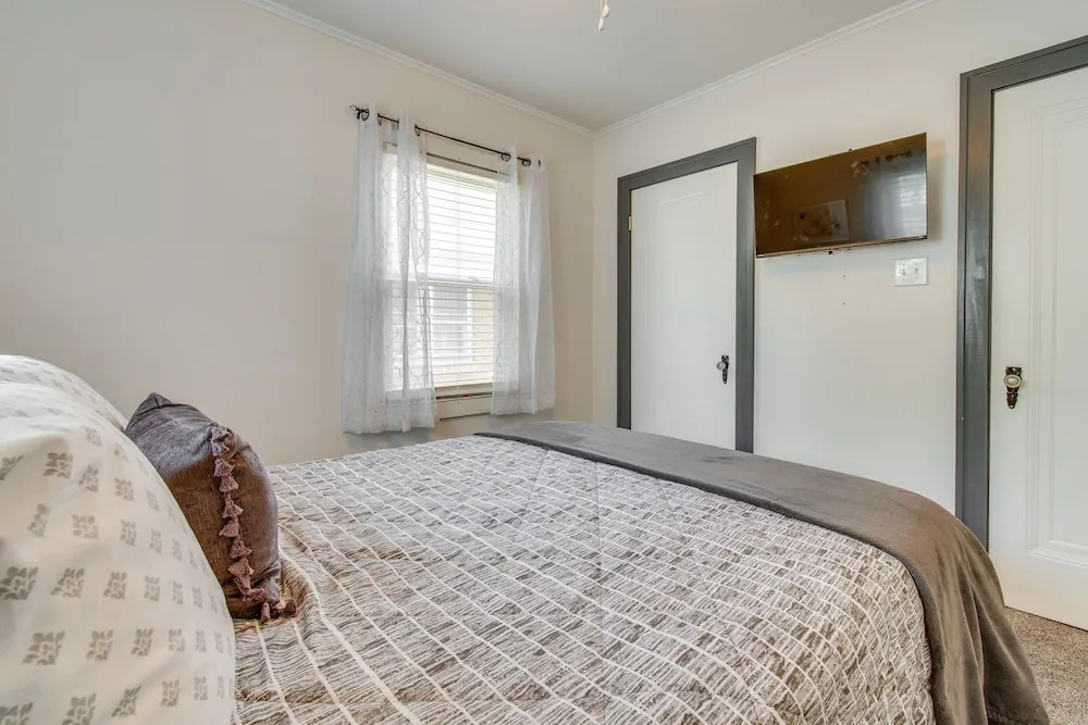 Charming Springfield Home: 2 Mi to Downtown