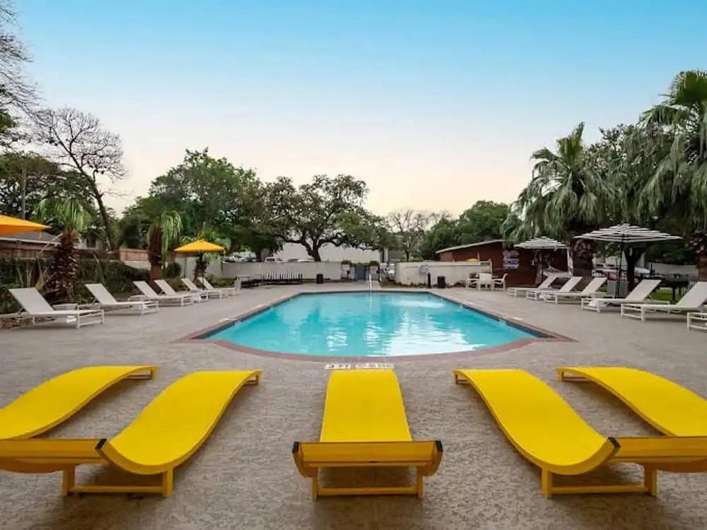 Soco 2BR Comfy Suite w Pool King bed Fast Wifi