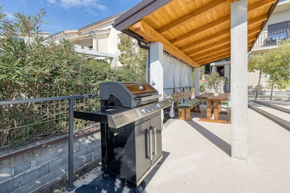 Pool And Garden Apartment Happy Sound