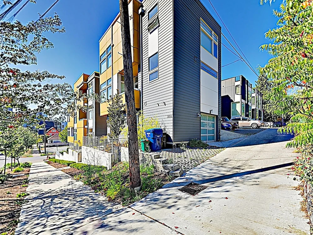 New ! Private Rooftop Deck W/ City Views 3 Bedroom Townhouse