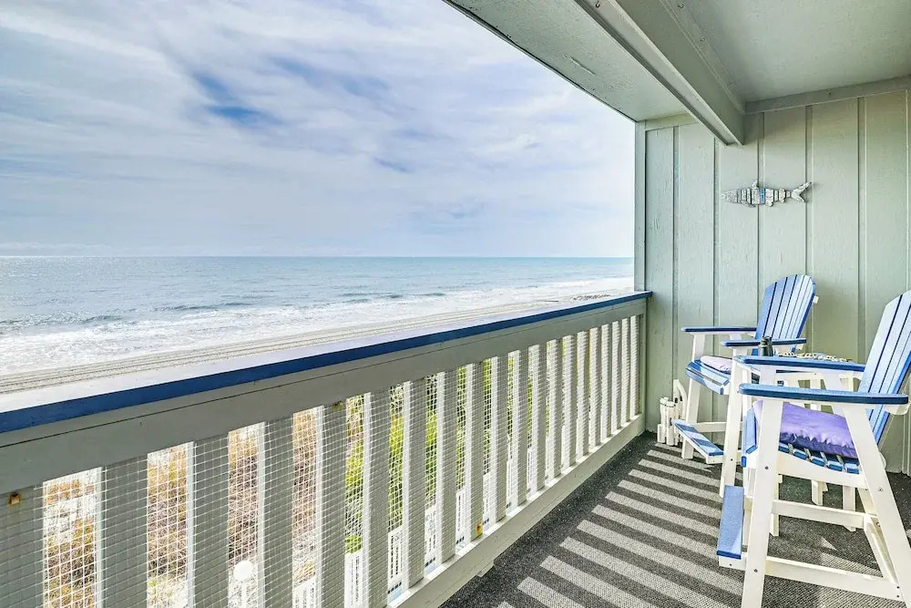 On-the-beach Escape: Oceanfront in Surfside!