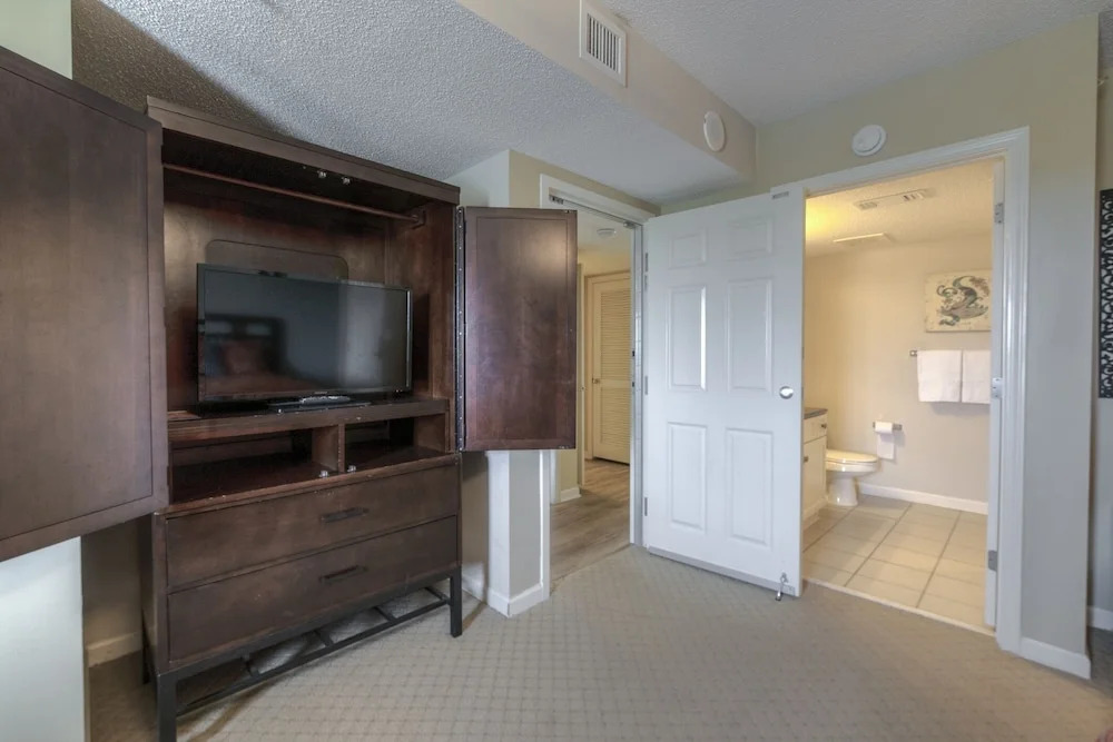Yacht Club S #1-1001b 2 Bedroom Condo by RedAwning