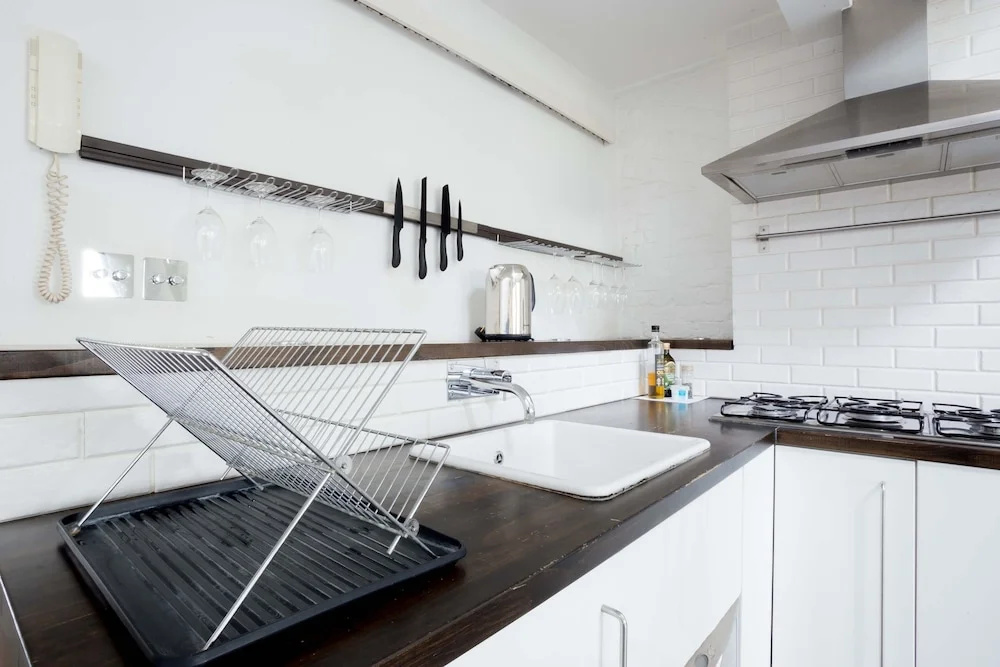1 Bedroom Flat with Balcony Sleeps 4 in Southwark