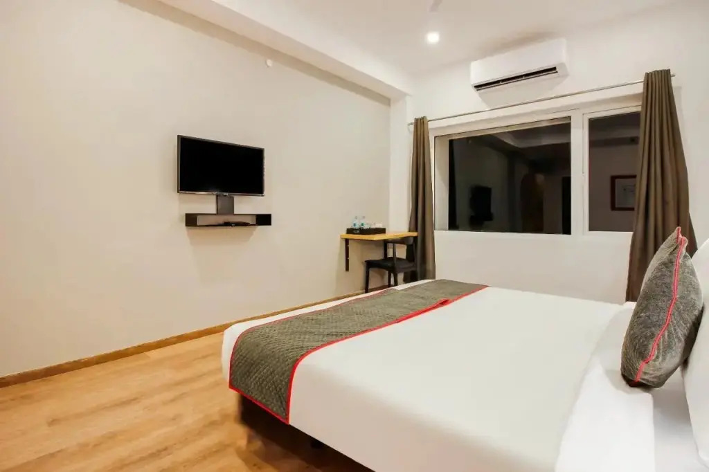 H Square by OYO Rooms