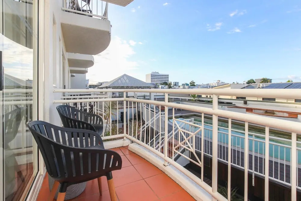 Inner City One Bedroom Apartment with Pool View 22