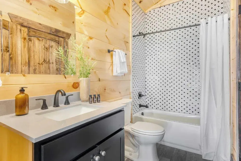 2 Homes Firefly Trail Way by Avantstay Sleeps 28, Indoor Pool + Hot Tub + Movie Theater & Game Room