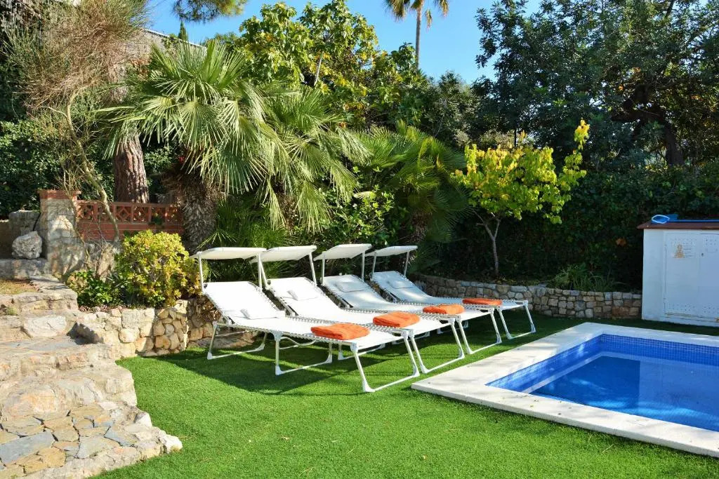 Villa Sitges Les Moreres Beach 15 minutes walking AC Very Confortable Nice Outdoor Areas Pool very sunny