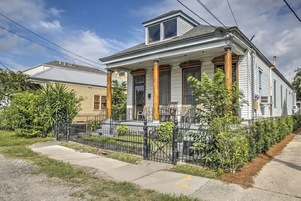 Walk to River, Tram & Zoo: Classic Nola Home!