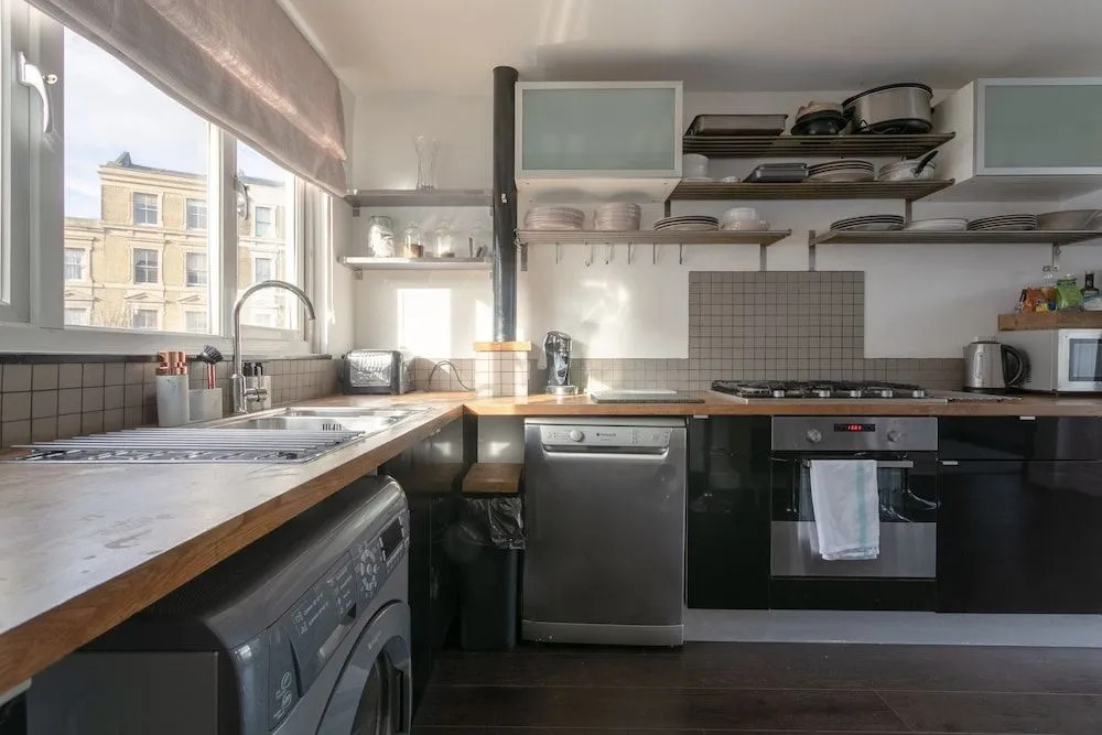 3 Bedroom Shoreditch Maisonette With Balcony