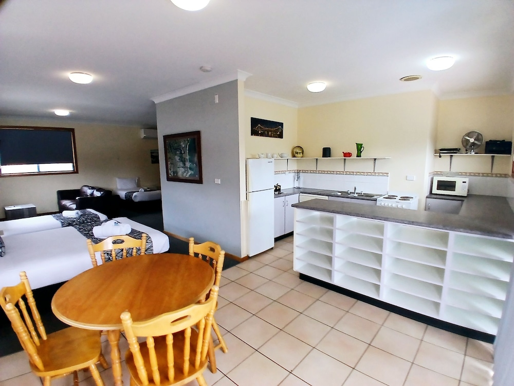 Coastal Bay Motel