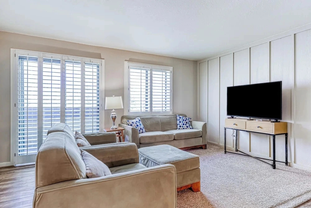 Comfortable 2BR 2nd-floor Balcony