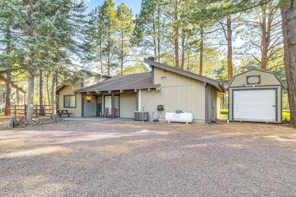 Golf Course Getaway & Hot Tub Haven in Pinetop!
