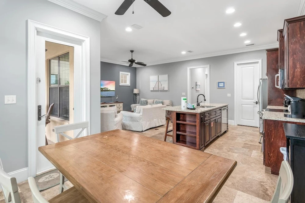 Villa Lago 1973* (S)(2G)- 4BR 4BA + Den- (12)