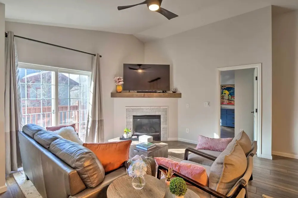 Balcony & Hot Tub Access: Modern Breck Escape!