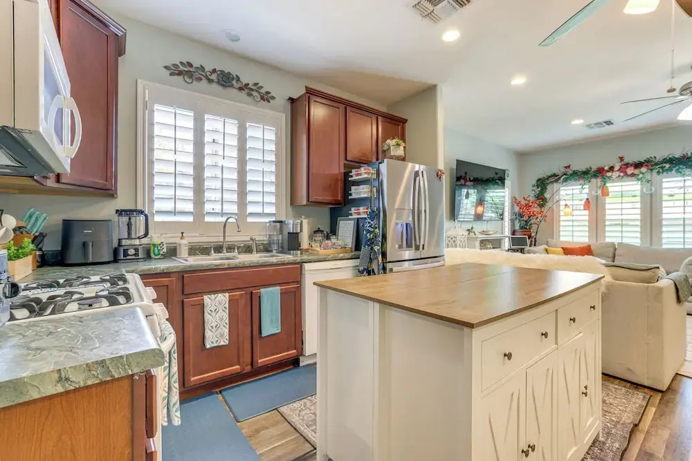 6 Mi to Dtwn Tempe: Dog-friendly Retreat w/ Yard!