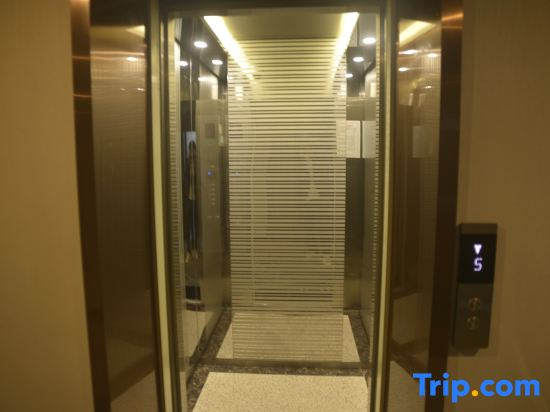 Lingyi Business Hotel (Shanghai Gaoqiao)