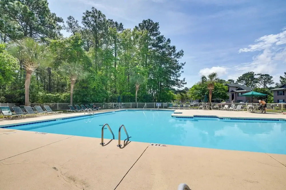 Pawleys Island Condo w/ Screened Porch + Golfing!