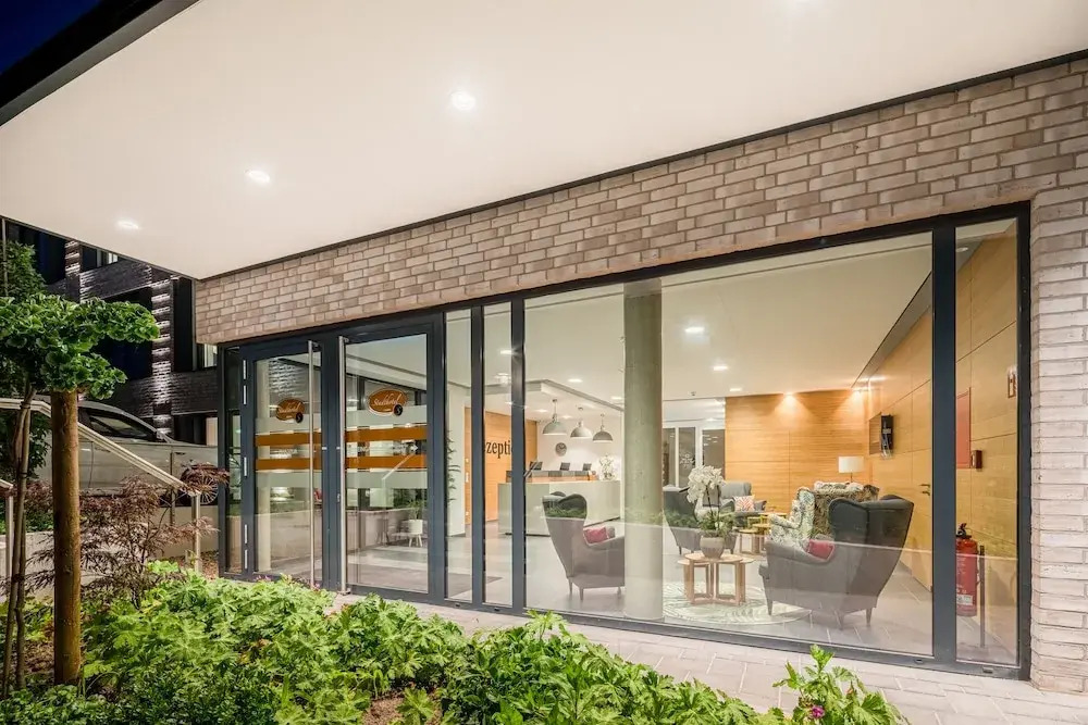 Stadthotel Lohne, Self Check-in & entspannt im Café frühstücken