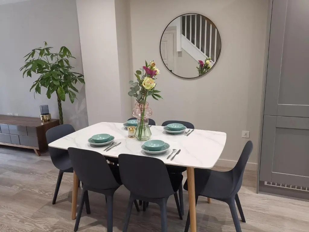 Bournemouth cottage 6mins from beach, free parking