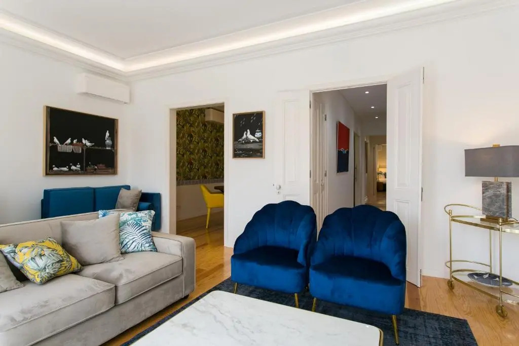 Lisbon luxury retreat! 2 suites, balcony & views!!