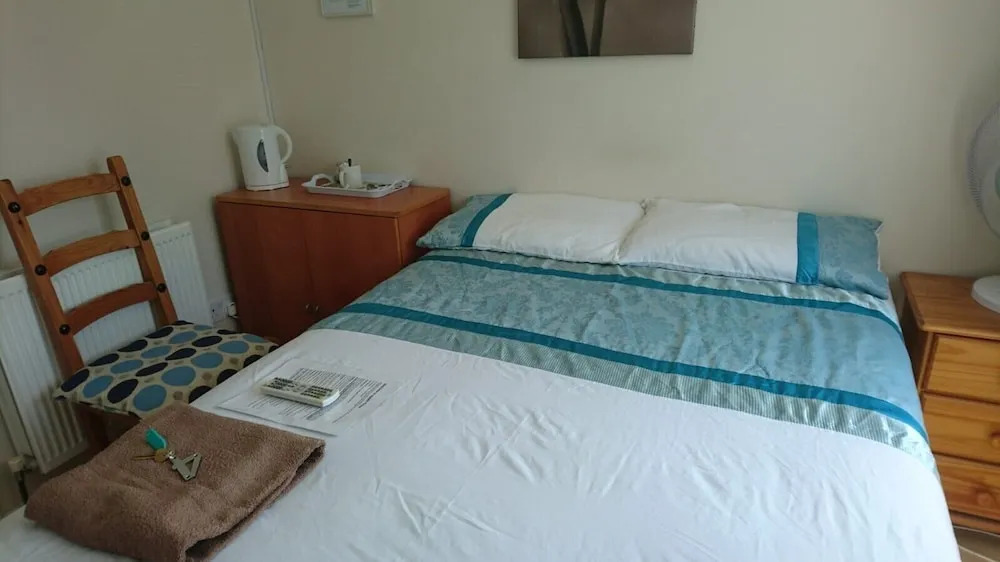 Double with shared bathroom sleeps 1-2 located 5 minutes from Heathrow dsbyr