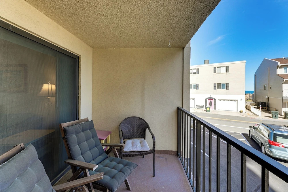 200 Yards to Shore! Quaint Ocean City Condo