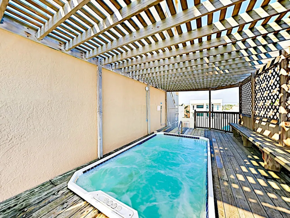 Walkable Gulf-front Perch: Oversize Balcony & Pool 2 Bedroom Condo