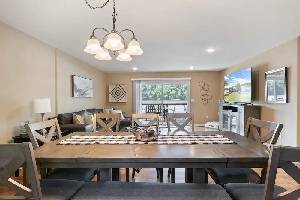 Huge Lakefront Yard, Private Dock - Amazing Views!