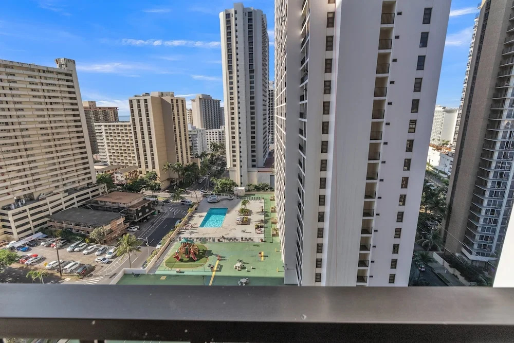 19th Floor Condo with Lanai & Sea Views - FREE Parking!