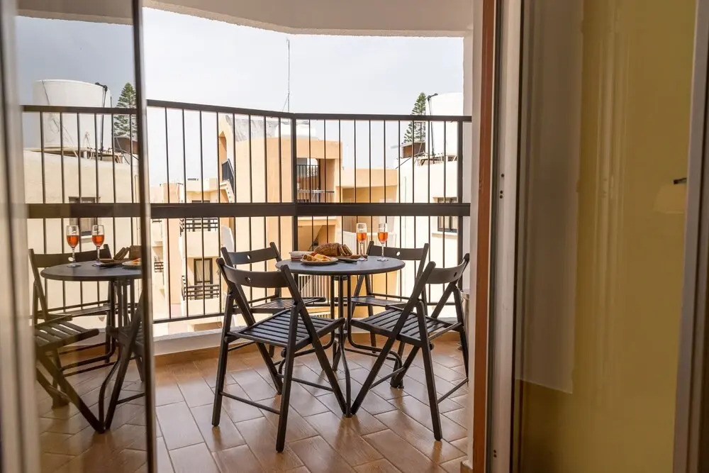 Gold Feathers Apartment By STAY BnB