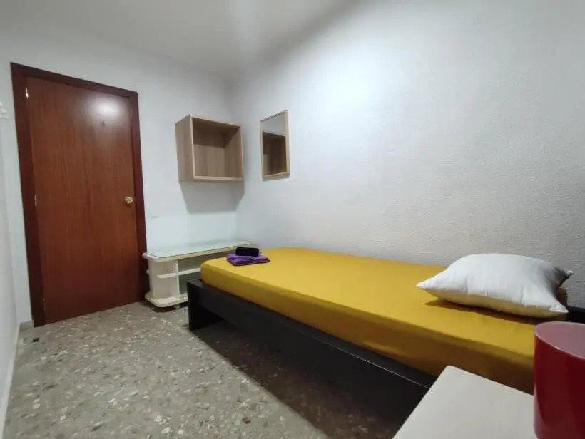 35-6- КОМНАТА в квартире для 1 человека в центре Аликанте