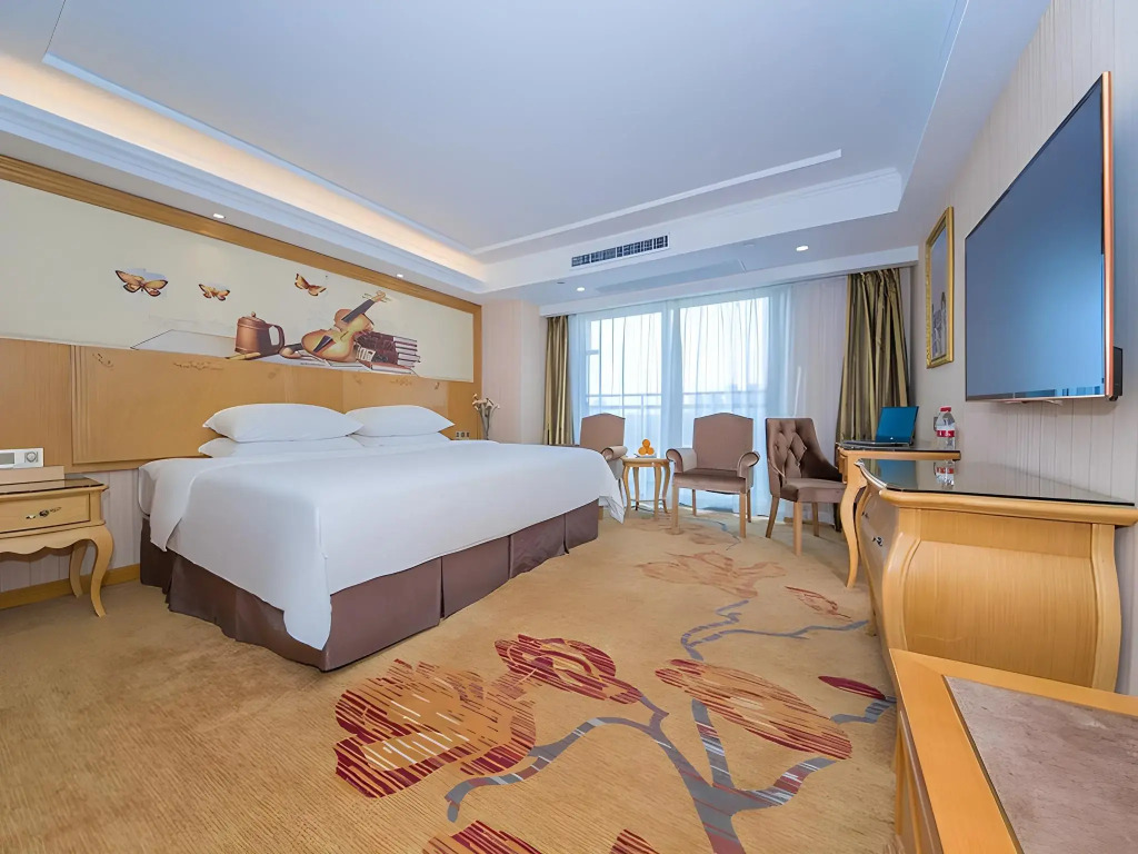 Vienna International Hotel (Wuhan Polar Ocean World TaziLake Metro Station)