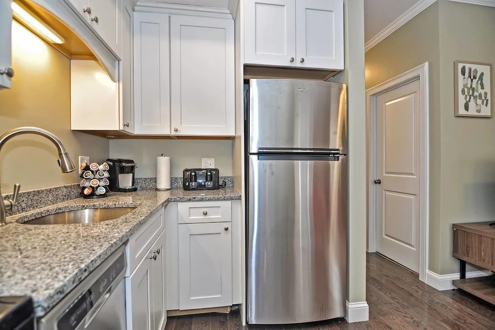 2br/1ba Near Paul Revere House by Domio