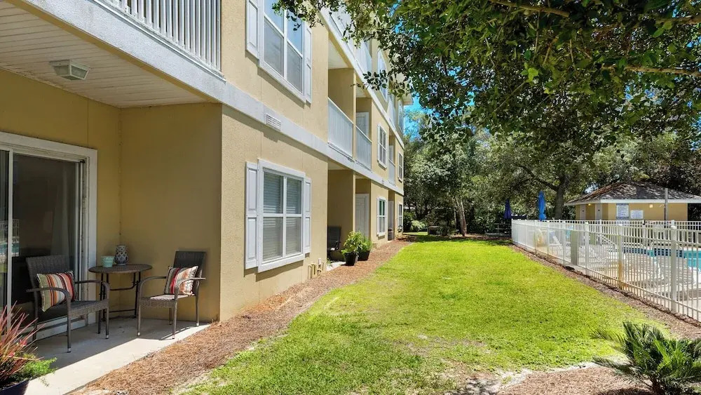 1st Floor, Walkable to Dining, Shopping, Beach - Sleeps 6