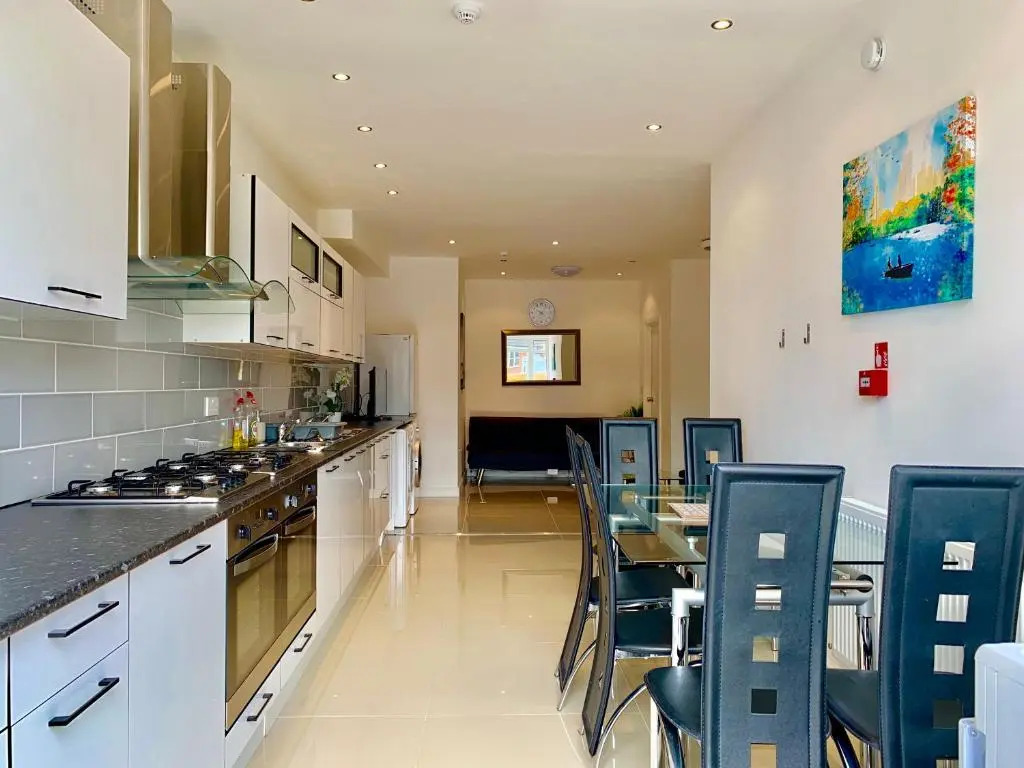 3 Bedrooms, 3 Baths, Spacious Lounge, Full Kitchen, Garden, Ground Floor, Free Parking