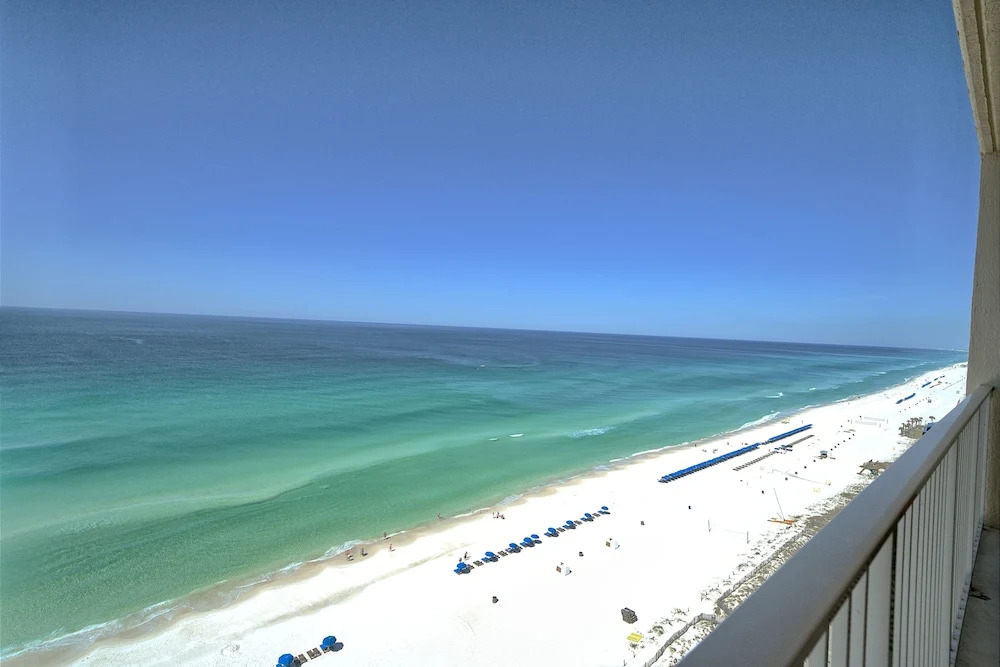 Stylish Oceanfront Condo with Beach and Picnic Area Access - Unit 1706 by RedAwning