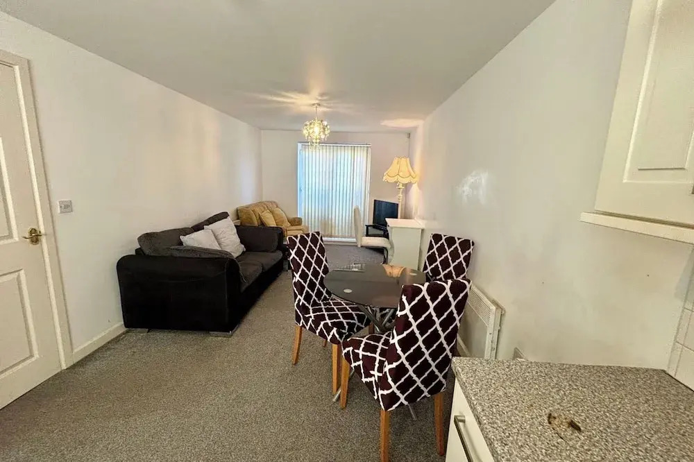 2 Bed Wolverhampton Apartment-sleeps 5