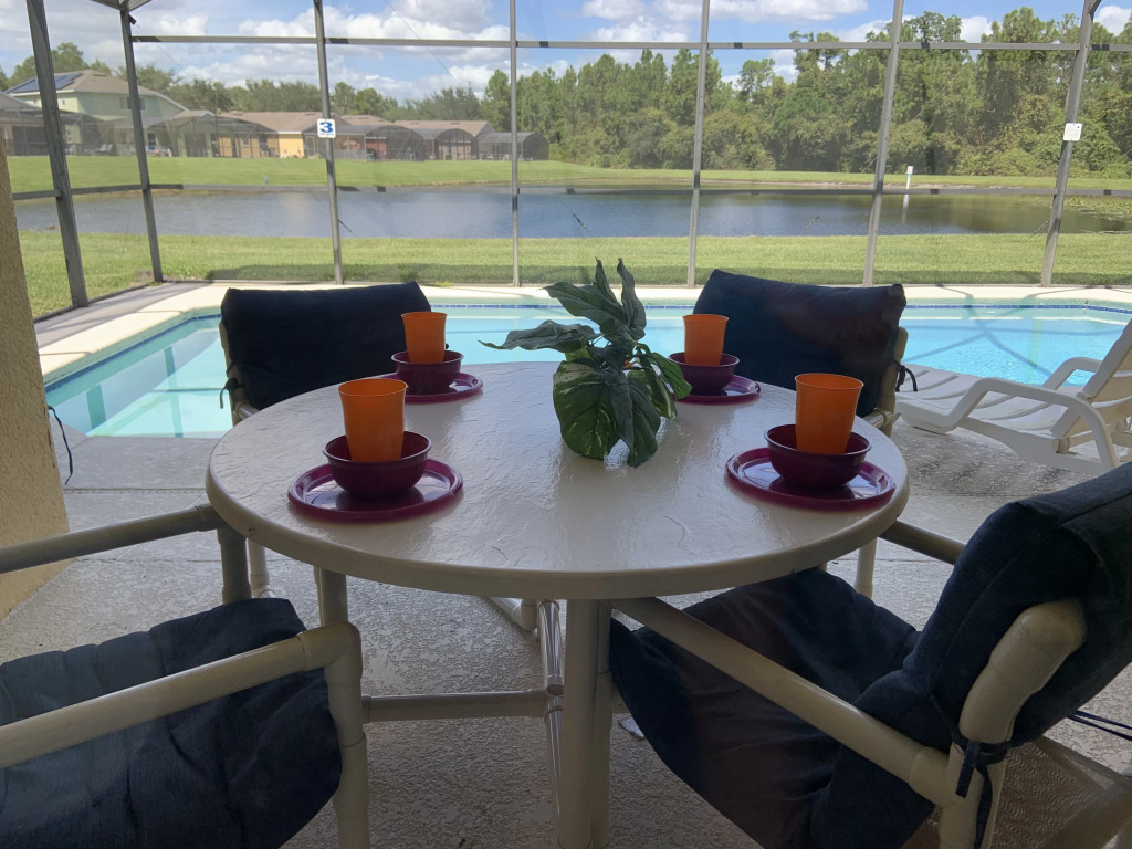 Cosy 4 Bed Villa Overlooking A Lake