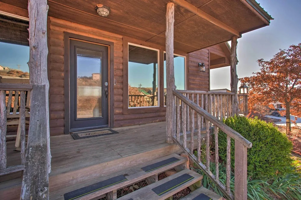 Updated Cabin w/ 360-degree Mtn View: 1 Mi to Lake