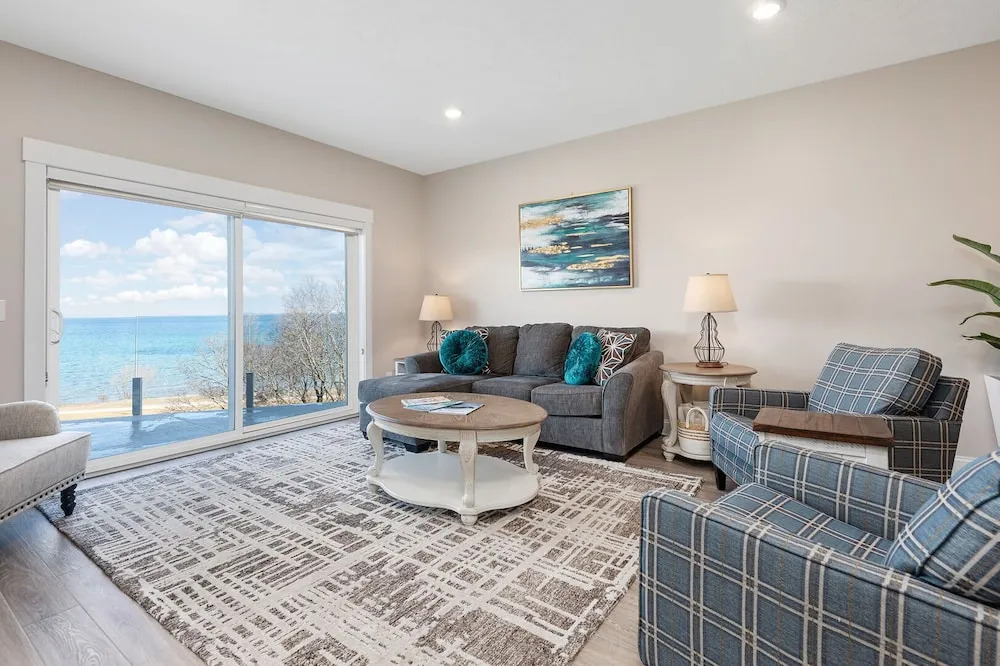 539 Bay St. Lake View Condo Unit 104E
