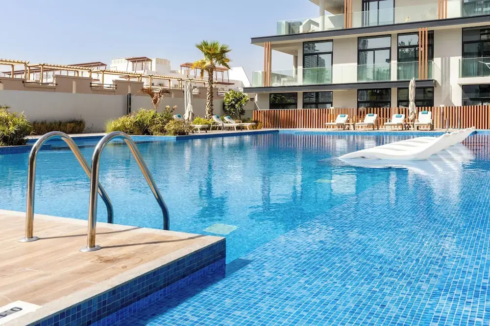 Waves - Comfortable JVC Apt with Balcony