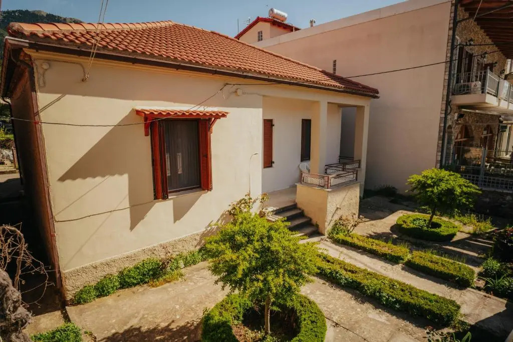 Kalavrita downtown 3 bedroom house for 6 pers