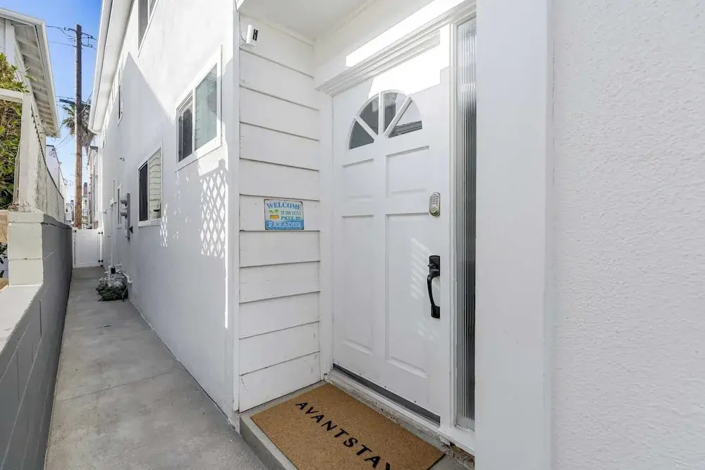 Steps to Sand! 2 Homes in 1 Sleeps 17, Outdoor Space, Walk to Shops & Dining